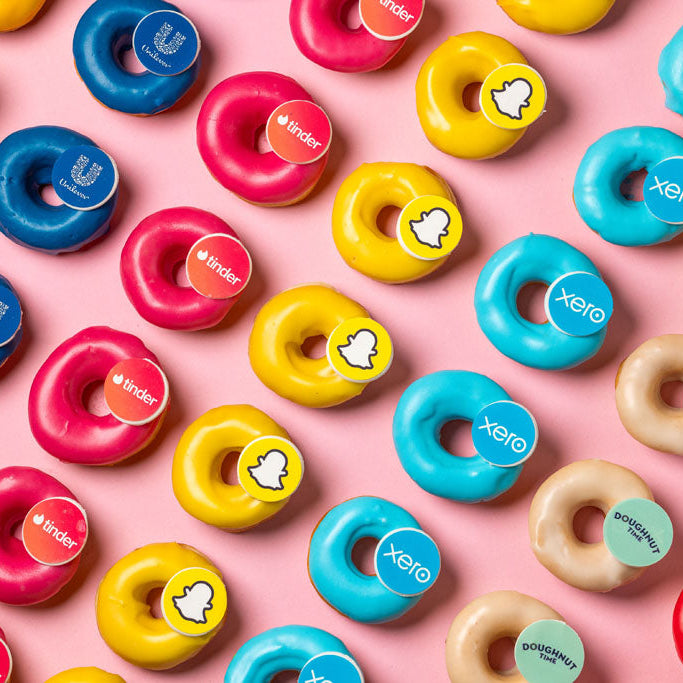 Custom Brandbox XL - 60 Mini-Donuts mit Logo und Firmenfarben